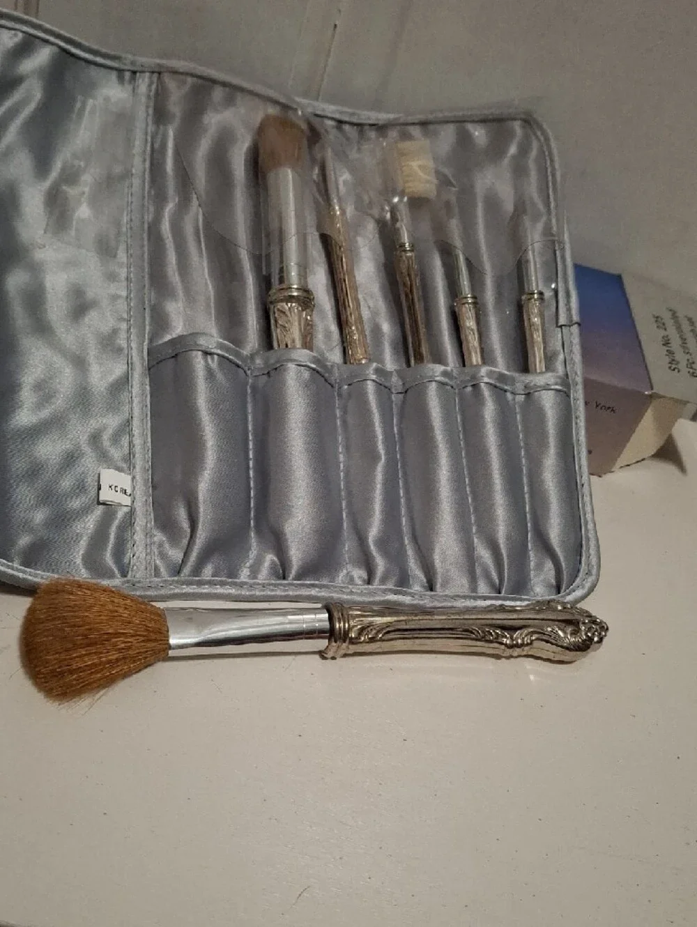Vintage 6-Piece Women's Makeup Brush Set with Carrying Pouch - Silver and Grey